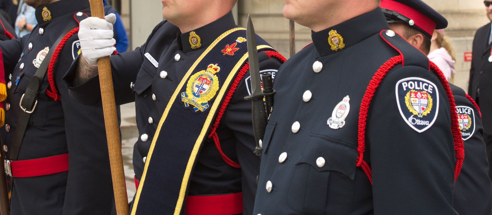 Membres de la Garde de cérémonie de la police d'Ottawa au garde-à-vous.