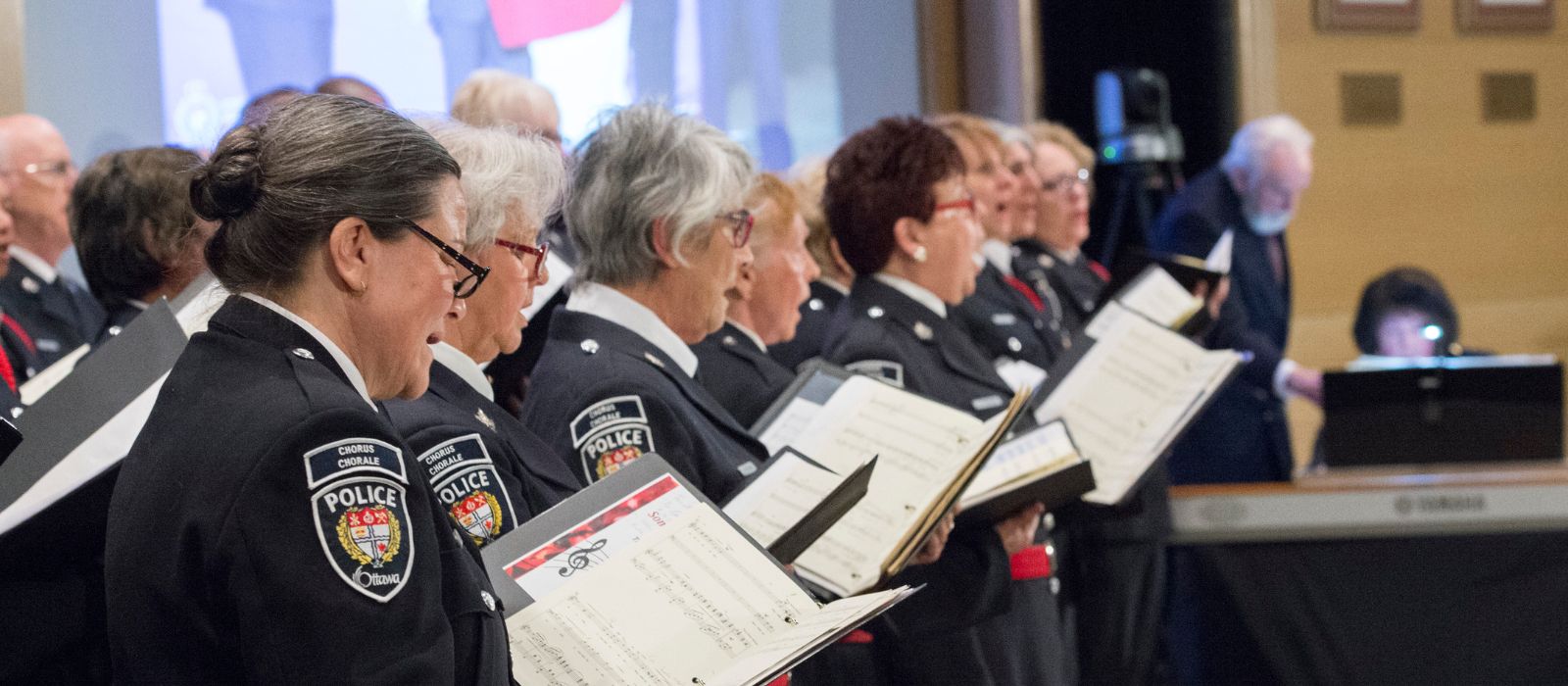 Les membres de la Chorale de la Police d'Ottawa chantent.
