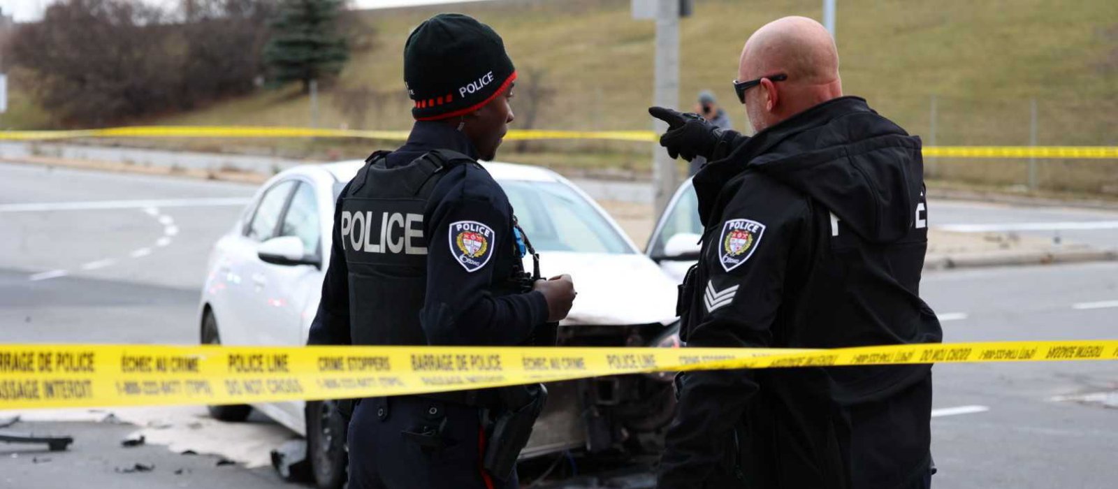 Deux agents du Service de police d'Ottawa interviennent sur un grave accident de voiture.