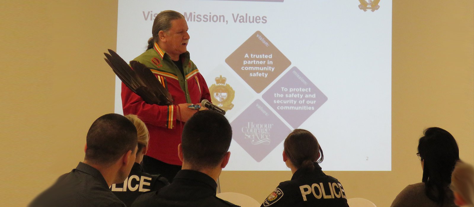 Les recrues du Service de police d'Ottawa suivent des cours de formation sur les questions autochtones.