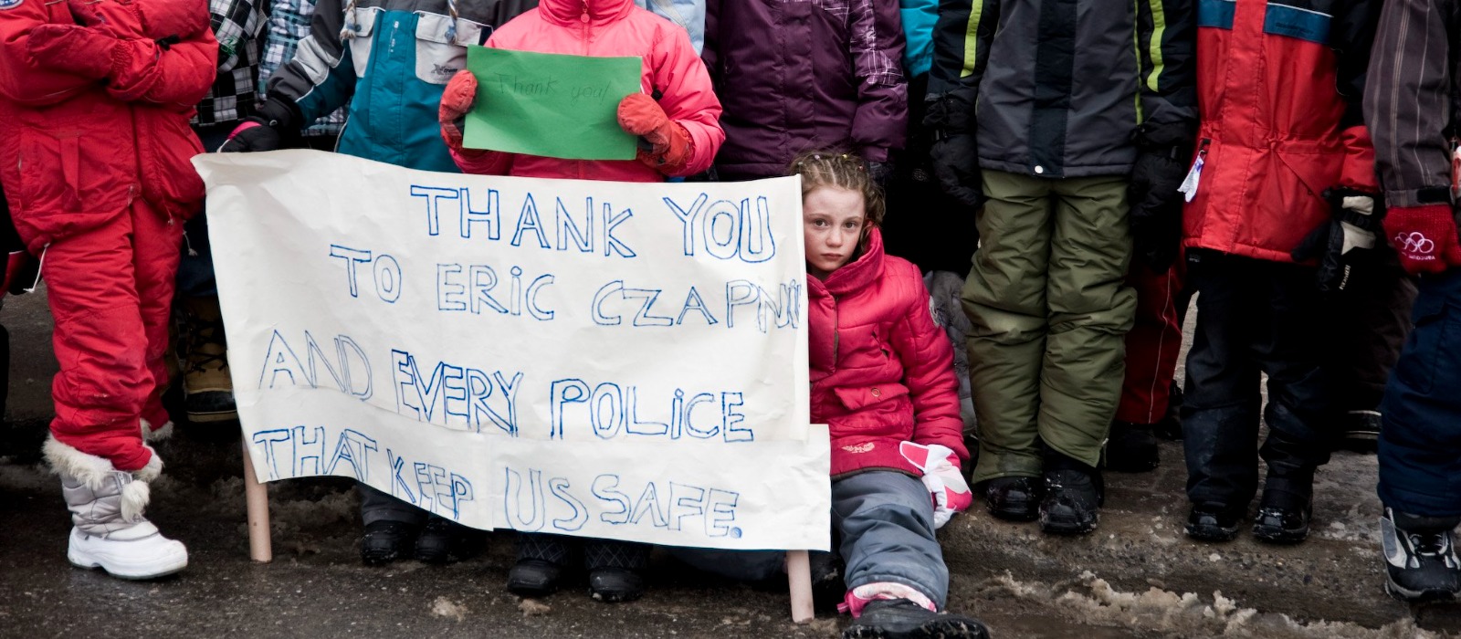 Des enfants bordant le cortège funèbre du l'agent Eric Czapnik